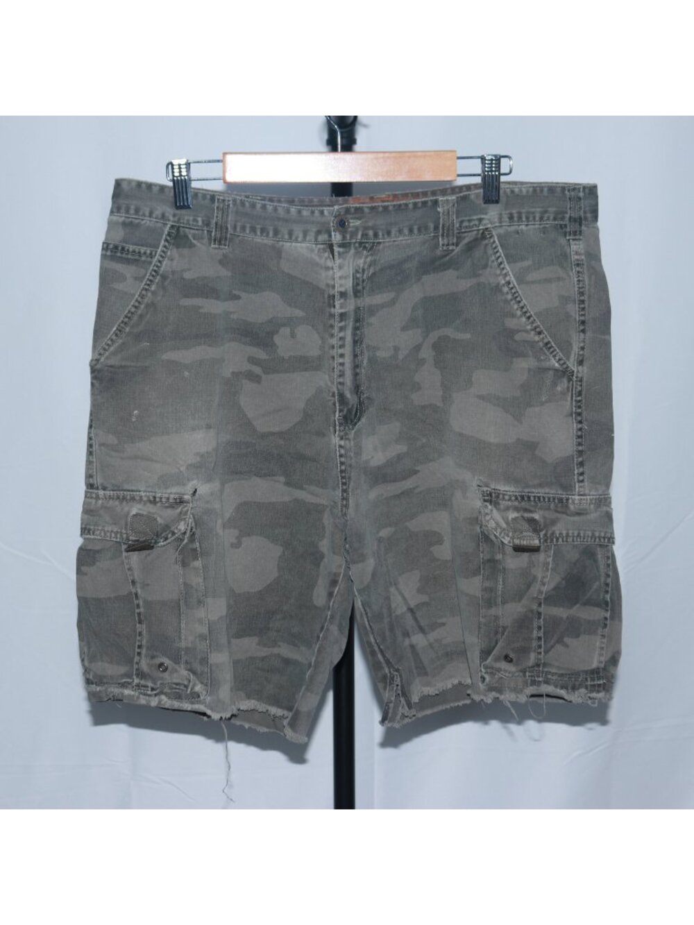 PLUGG Mens Camo Baggy Cargo 100% Cotton Shorts Tan Grey Distressed Size M